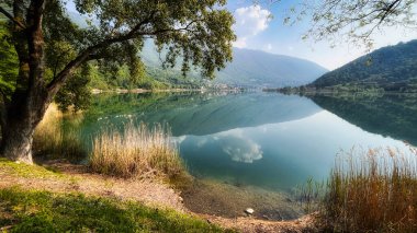 İtalya, Endine Gölü 'nün muhteşem manzarası