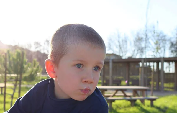 Krótkowłosy Blondyn Wypchanymi Ustami Wpatruje Się Oddali Odłączony Pięcioletni Chłopiec — Zdjęcie stockowe