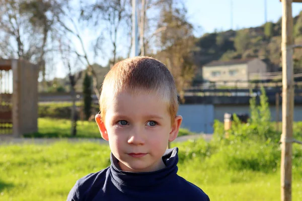 内気な笑顔で短髪で白髪の男の子 混乱した5歳の少年 — ストック写真