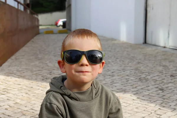 Krátkosrstý Blonďák Našpulí Rty Odflákne Pětiletý Chlapec Brýlích — Stock fotografie