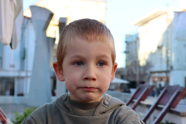 Blondyn Gryzie Się Wargę Patrzy Troskliwie Oddali Odludny Pięcioletni Chłopiec — Zdjęcie stockowe