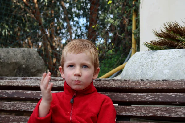Blonďatý Chlapec Plnými Ústy Špinavou Tváří Překvapený Pětiletý Chlapec — Stock fotografie