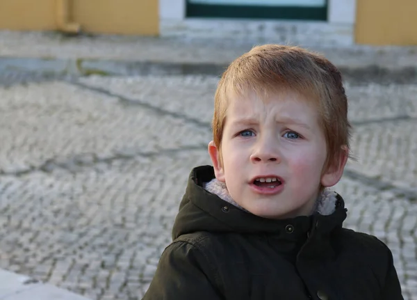 Blondyn Zmarszczył Brwi Otworzył Usta Oburzeniu Niezadowolony Pięcioletni Chłopiec — Zdjęcie stockowe