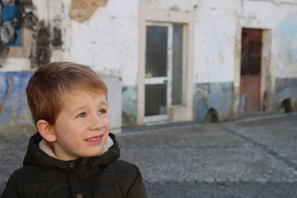 Blonďatý Chlapec Vzhlédne Usměje Pětiletý Chlapec Zažívá Radost Pozadí Staré — Stock fotografie
