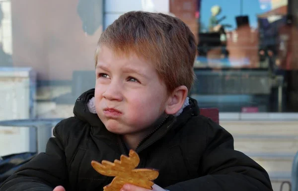 Blondyn Marszczy Nos Odwraca Wzrok Niezadowolony Pięcioletni Chłopiec — Zdjęcie stockowe