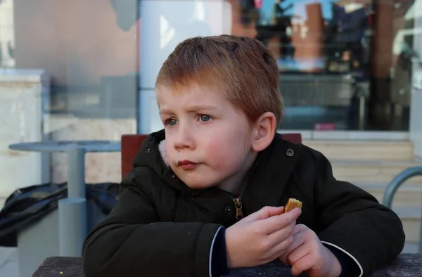 Rapaz Loiro Franziu Sobrancelhas Amuou Lábios Menino Cinco Anos Com — Fotografia de Stock