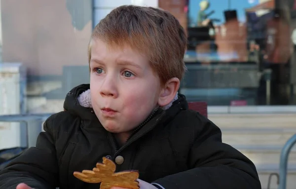 Blondyn Ciasteczka Patrzy Dal Zainteresowaniem Przemyślany Pięcioletni Chłopiec — Zdjęcie stockowe