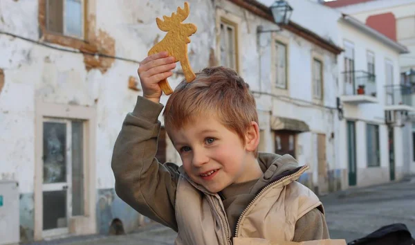 Rapaz Loiro Tem Biscoito Forma Veado Cabeça Menino Cinco Anos — Fotografia de Stock