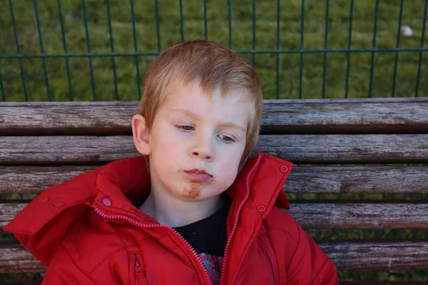 Smutny Blondyn Brudnym Podbródkiem Zmęczony Pięciolatek Patrzy Dół — Zdjęcie stockowe