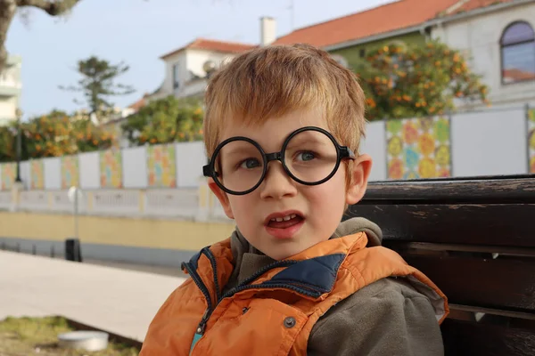 Menino Loiro Nos Óculos Brinquedo Das Crianças Olha Para Distância — Fotografia de Stock
