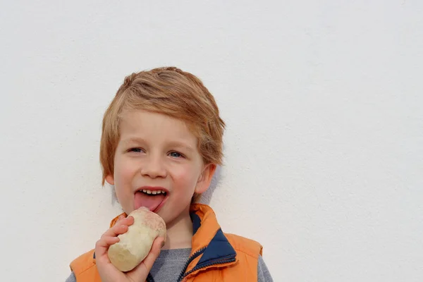 Blondyn Liże Lody Białej Ścianie Szczęśliwy Pięcioletni Chłopiec — Zdjęcie stockowe