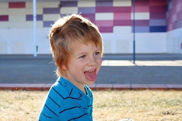 Blonde Jongen Kijkt Weg Steekt Zijn Tong Uit Emotionele Vijfjarige — Stockfoto