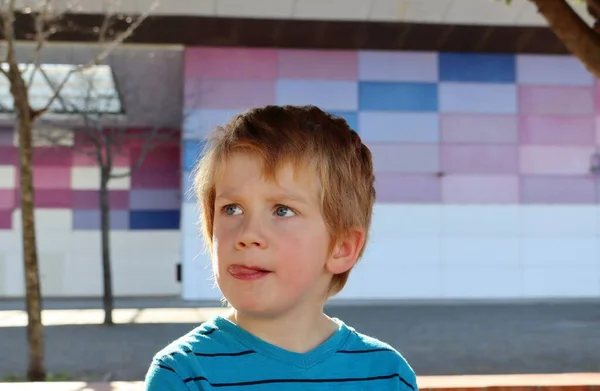 Blondyn Patrzy Górę Liże Usta Pięcioletni Chłopiec Czeka Pyszne Jedzenie — Zdjęcie stockowe