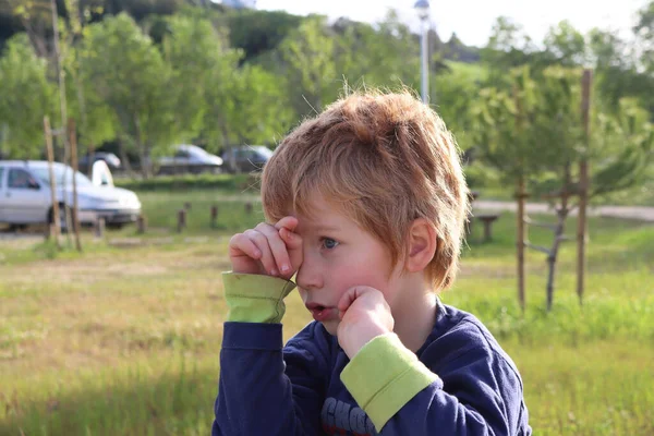 Een Slappe Blonde Jongen Verdrietig Leunend Zijn Hand Een Vijfjarige — Stockfoto