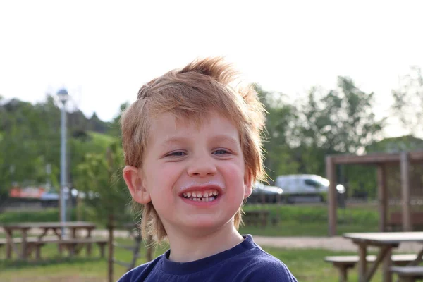 공원의 놀이터에서 즐겁게 소년의 얼굴에 미소를 — 스톡 사진