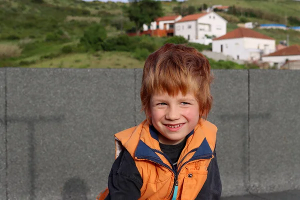 Rudowłosy Chłopak Mruży Oczy Odwraca Wzrok Szczęśliwy Pięcioletni Chłopiec — Zdjęcie stockowe