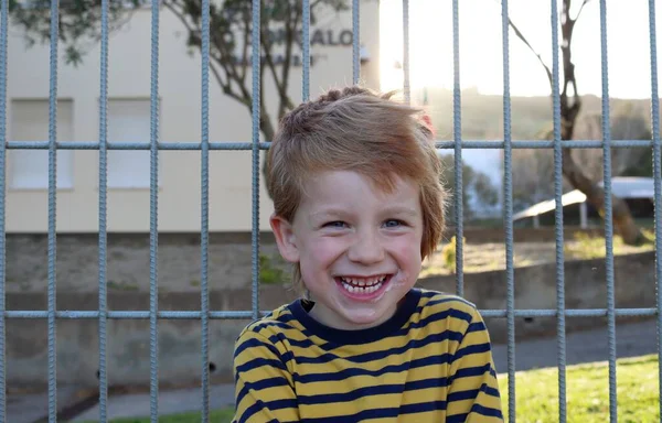 Blonďatý Chlapec Usměje Podívá Přímo Kamery Veselý Pětiletý Chlapec — Stock fotografie
