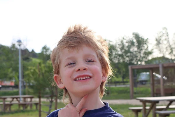 Een Blonde Jongen Met Een Opgeheven Hoofd Een Narcistische Vijfjarige — Stockfoto