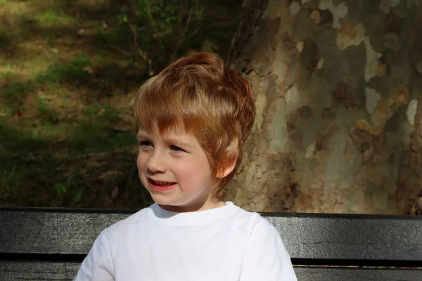 Rudowłosy Chłopiec Odwraca Wzrok Uśmiecha Się Zaskoczony Pięcioletni Chłopiec — Zdjęcie stockowe
