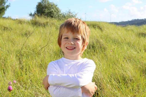 Blondyn Uśmiecha Się Patrzy Prosto Kamerę Pięcioletni Chłopiec Przytulający Się — Zdjęcie stockowe