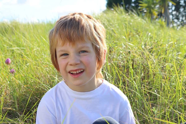 Den Blonda Pojken Rynkar Näsan Och Ler Lycklig Femårig Pojke — Stockfoto
