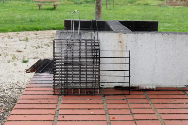 Griglie Metallo Barbecue Sulla Terrazza Una Casa Privata Primo Piano — Foto Stock