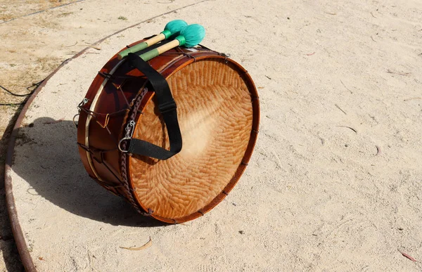 Крупный План Деревянного Барабана Стукачей Песку Концепция Музыки — стоковое фото