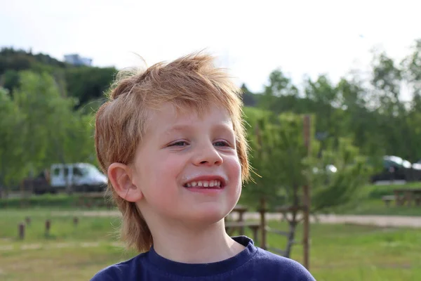 Portrét Chlupatého Chlapce Blonďatými Vlasy Lstivým Pohledem Radostný Šestiletý Chlapec — Stock fotografie