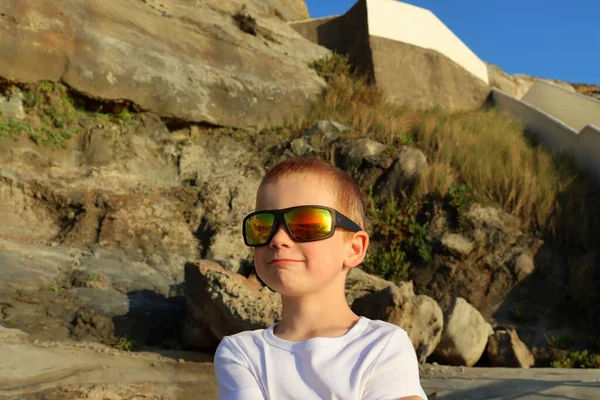 Blondyn Okularach Przeciwsłonecznych Patrzy Ocean Atlantycki Uśmiecha Się — Zdjęcie stockowe