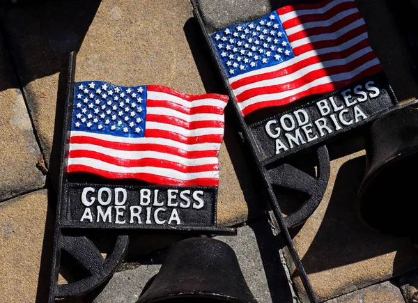 Metallskyltar Med Den Amerikanska Flaggan Och Orden Gud Välsigne Amerika Royaltyfria Stockfoton