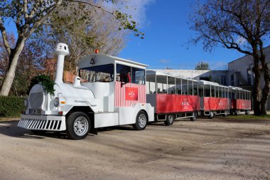Torres Vedras, Portekiz - Aralık 2023: Hafta içi kimsesiz bir Noel treni ıssız bir sokakta.