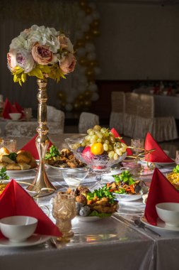 Restoranda şenlikli bir masa hazırladık. Ziyafet masası. Çiçekli masa ayarı. Festival masasında çiçek aranjmanı. Çiçekli masa ayarları.