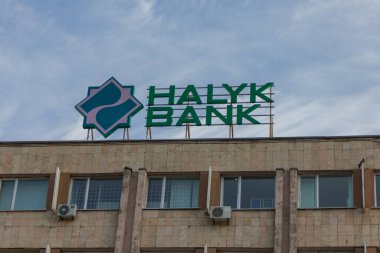 Kazakistan Halyk Bankası 'nın büyük bir logosu binanın çatısında. Kazakistan Halk Bankası.