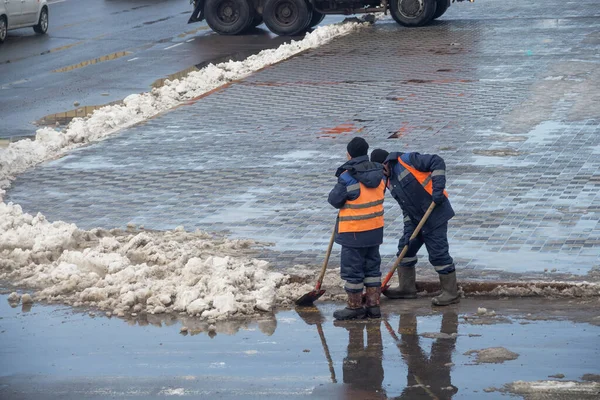 Uralsk Cazaquistão Qazaqstan 2023 Trabalhadores Manutenção Estradas Coletes Laranja Limpam — Fotografia de Stock
