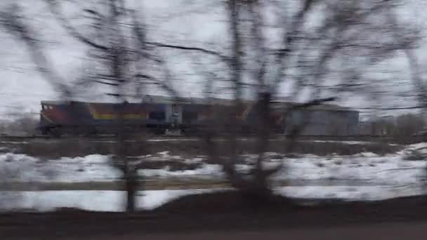 乌拉尔斯克 哈萨克斯坦 Qazaqstan 2023年3月8日 一辆没有车厢的柴油机机车通过铁路行驶 哈萨克斯坦的一列火车穿过人口密集的地区 用汽车线缆拍摄火车 — 图库视频影像