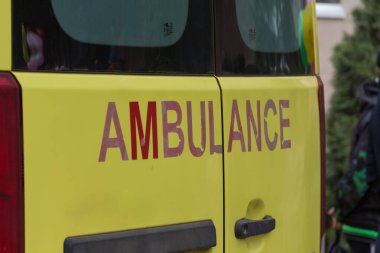 Arabanın arka kapısında büyük bir ambulans tabelası var. Ambulans!.