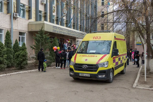 Uralsk Kazakhstan Qazaqstan 2023 Ambulance Est Garée Dans Cour Centre — Photo