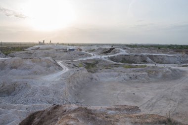 Batı Kazakistan bölgesindeki Chalk Hills köyündeki kireçtaşı ocağı, Uralsk şehri. Tuğla üretimi için kireç ocağı. Tebeşir taşı yığınları.