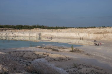 Uralsk, Kazakistan (Kazakistan), 04.05.2023 - Batı Kazakistan 'ın Uralsk kentindeki Melovye Gorki kasabasındaki bir kireçtaşı ocağının ortasında eriyen su nedeniyle mavi göl üzerinde yaşayan şehir sakinleri ve turistler. 