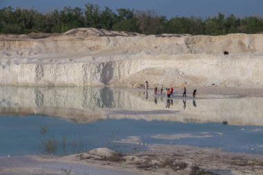 Uralsk, Kazakistan (Kazakistan), 04.05.2023 - Batı Kazakistan 'ın Uralsk kentindeki Melovye Gorki kasabasındaki bir kireçtaşı ocağının ortasında eriyen su nedeniyle mavi göl üzerinde yaşayan şehir sakinleri ve turistler. 