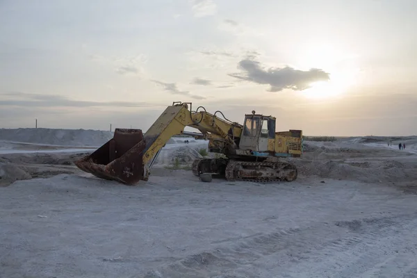 stock image Old rusty excavator at sunset. Limestone quarry in the village of Chalk Hills of the West Kazakhstan region, the city of Uralsk. Special equipment in a limestone quarry.