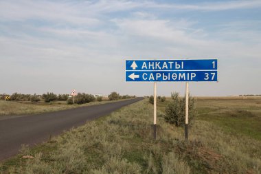 Yerleşim yeri ve Ankaty ve Saryomir 'e uzaklık indeksli yol tabelası