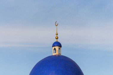 Atyrau şehrindeki Imangali camisinde aylı kubbe.