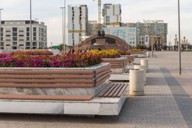 Atyrau, Kazakistan (Kazakistan), 04.09.2023 - Atyrau 'daki İsatay ve Makhambet Meydanı' ndaki çiçek ve banklar