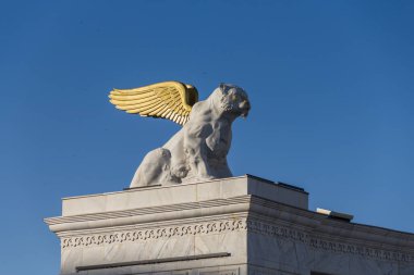 Atyrau, Kazakistan (Kazakistan), 03.09.2023 - Atyrau şehrinde Kanatlı Leopar Heykeli. Altın kanatlı bir lordun heykeli