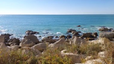 Kazakistan 'ın Aktau kentindeki Hazar Denizi kıyısında. Deniz kıyısındaki taşlar. Hazar Denizi