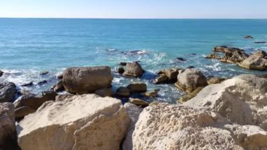 Kazakistan 'ın Aktau kentindeki Hazar Denizi kıyısında. Deniz kıyısındaki taşlar. Hazar Denizi