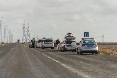 Aktau, Kazakistan (Kazakistan), 21.10.2023 - Atyrau-Aktau karayoluna polis baskını. Kazakistan trafik polisi otoyolda Özbek plakalı arabaları durdurdu.