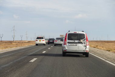 Aktau, Kazakistan (Kazakistan), 21.10.2023 - Arabalar trafik kurallarını ihlal ediyor ve otoyolda çifte sollama.