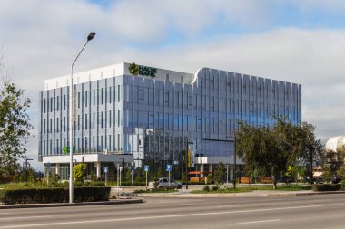Aktau, Kazakistan (Kazakistan), 22.10.2023 - Aktau 'daki Halyk Bank' ın modern cam binası.